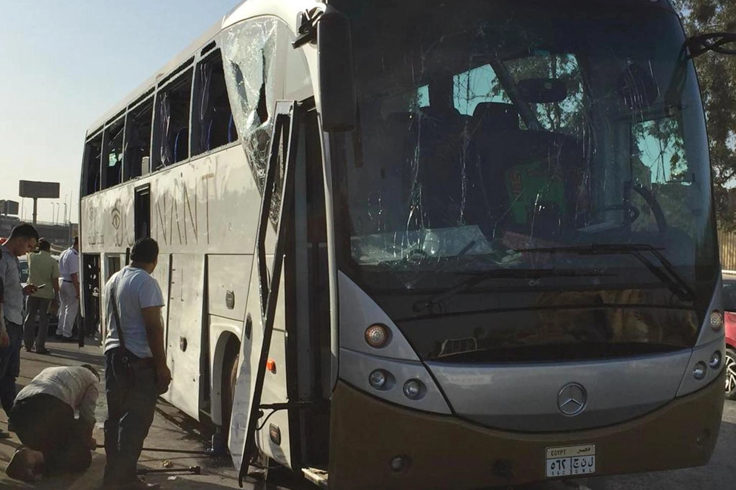 Il bus turistico colpito da un ordigno a Giza (Ansa)