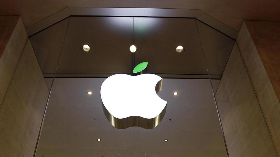 Alla mela di Apple spunta una foglia verde per la 'Giornata della terra' (Ansa)