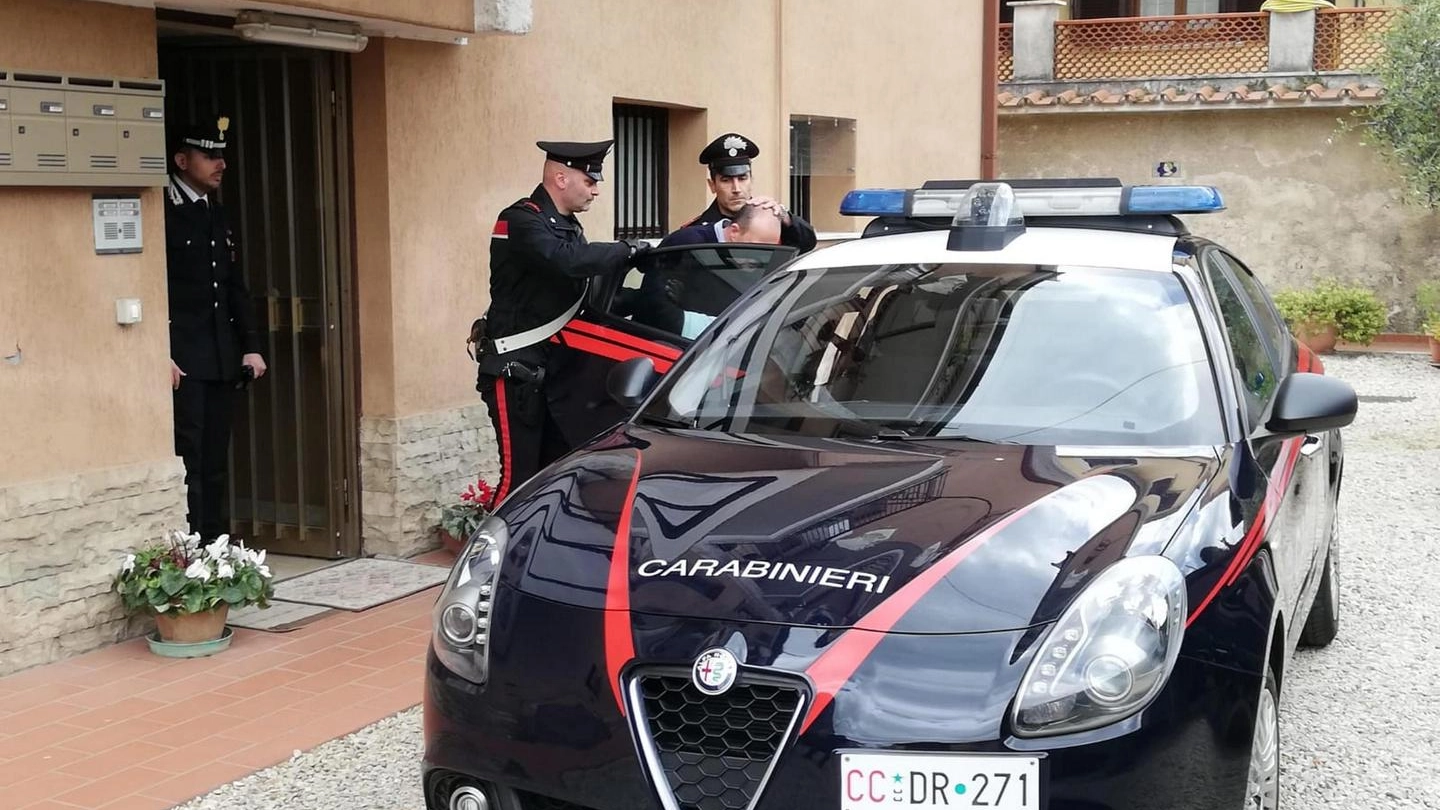 Antonio Brigida, viene portato via dai carabinieri dopo aver sparato alla moglie (Ansa)