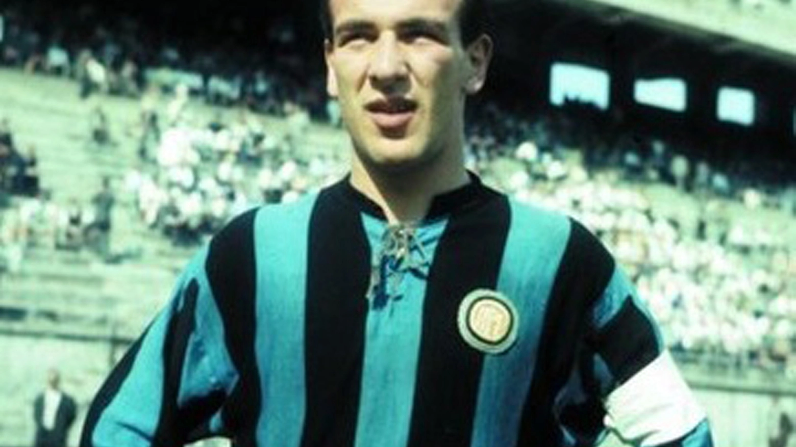 Antonio Valentín Angelillo con la maglia dell'Inter (Ansa/Wikipedia)