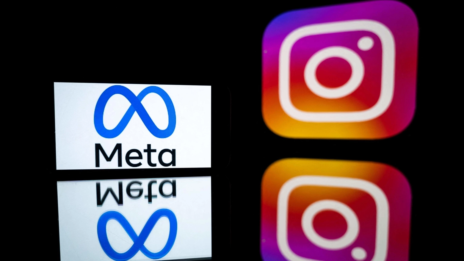 I loghi di Meta e Instagram (Ansa)