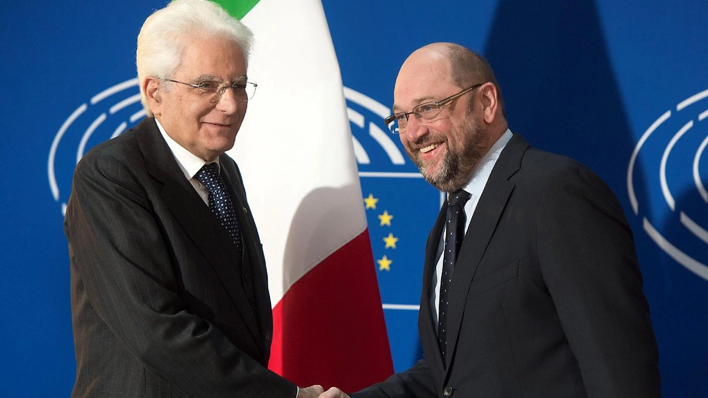 Sergio Mattarelle con Martin Schulz a Strasburgo (Ansa)