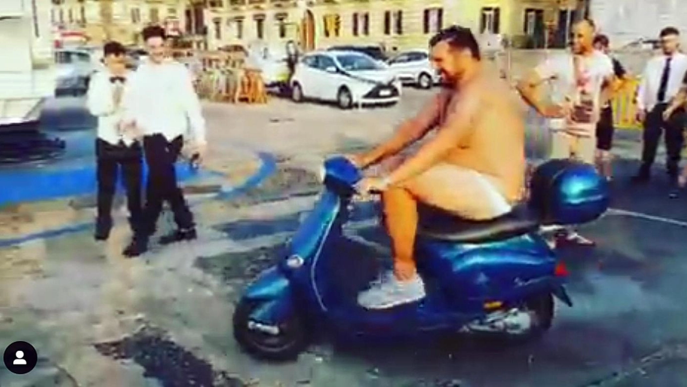 Uomo si tuffa in mare con lo scooter per una scommessa con Balotelli (Ansa)
