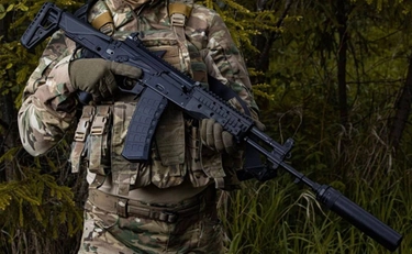 Ucraina, Kalashnikov: “Nuovi AK-12 creati per i soldati russi al fronte. Presto anche droni kamikaze”