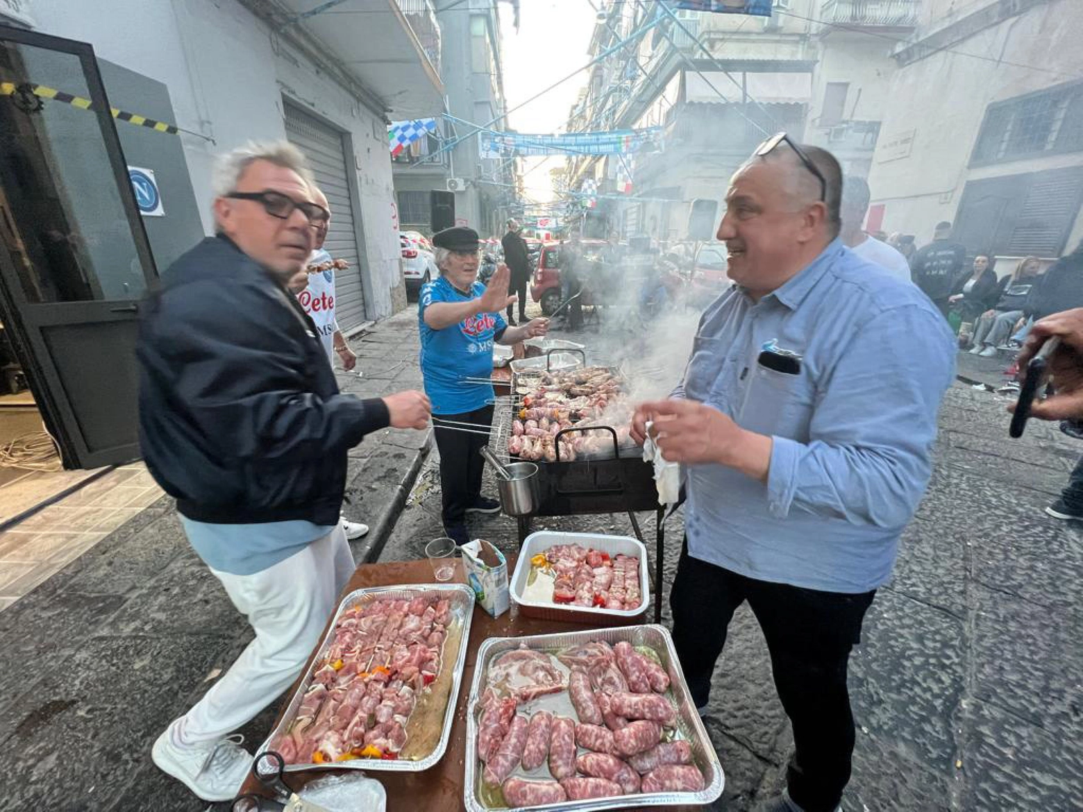 SSC Napoli’s supporters wait for the Italian Serie A soccer match against Udinese Calcio in the centre of Naples, Italy, 04 May 2023.
ANSA