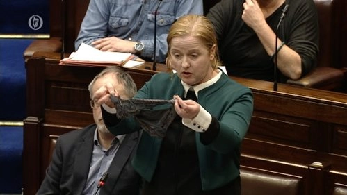La parlamentare irlandese Ruth Coppinger mostra in aula un perizoma 