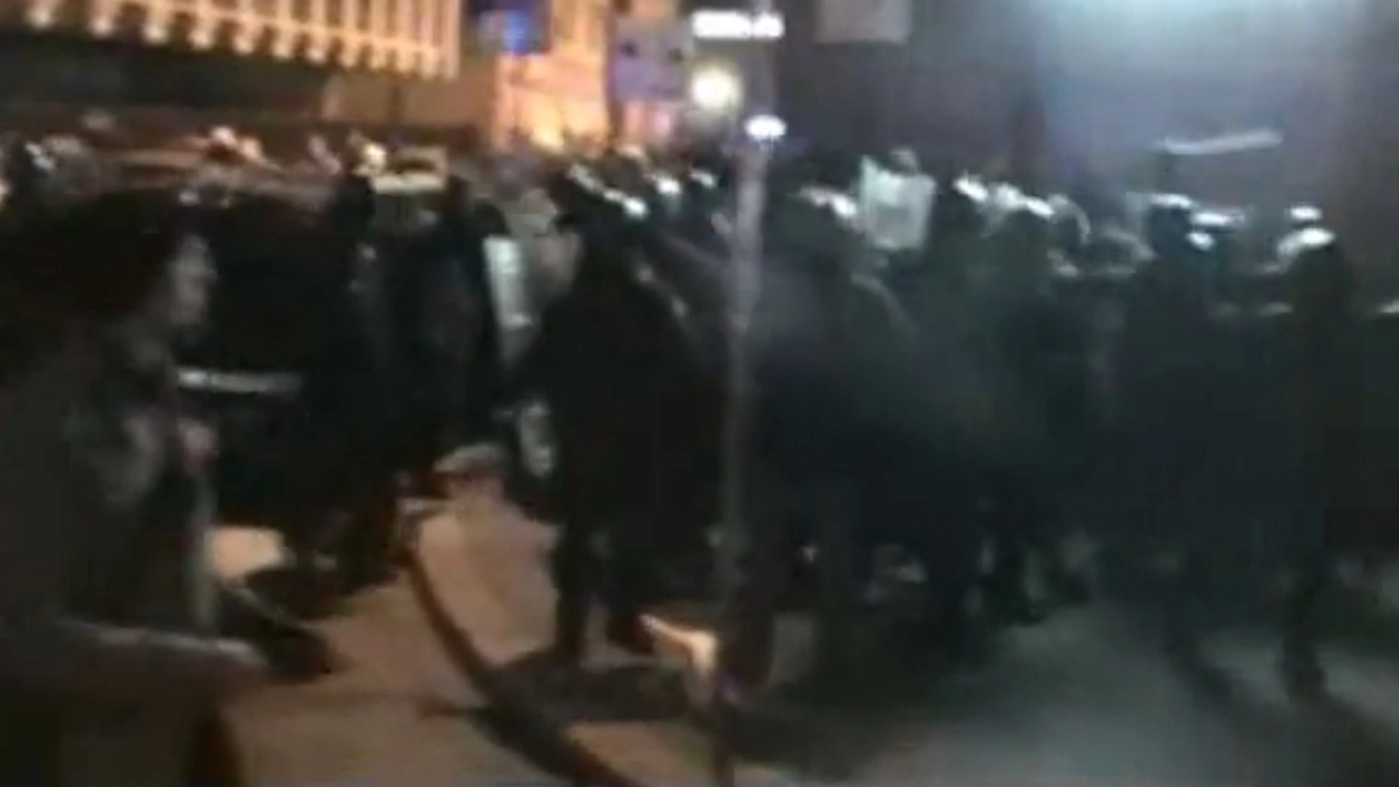 Un momento degli scontri nel video fornito dalle forze dell'ordine