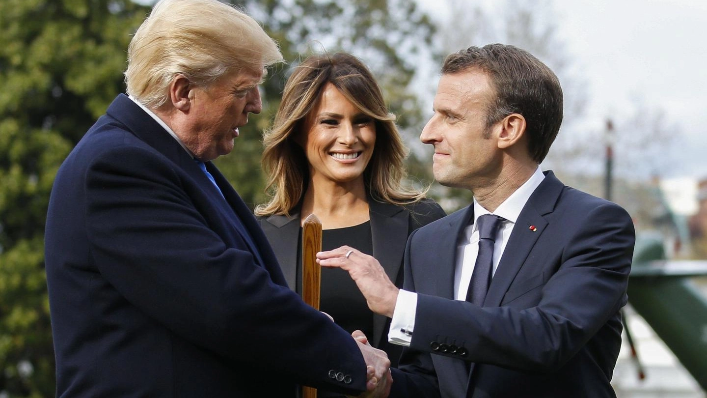 Donald Trump, la first lady Melania ed Emmanuel Macron (Ansa)