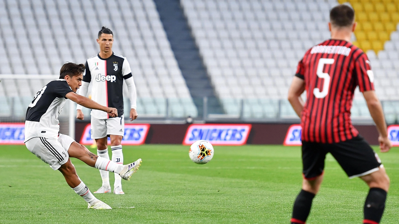 Dybala in azione contro il Milan