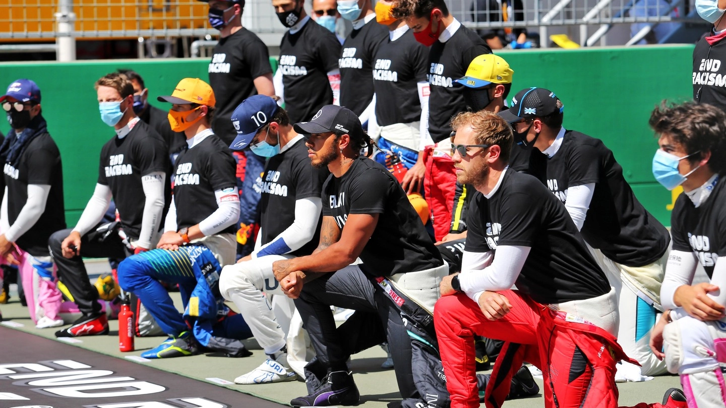 F1, i piloti si inginocchiano contro il razzismo (Alive)