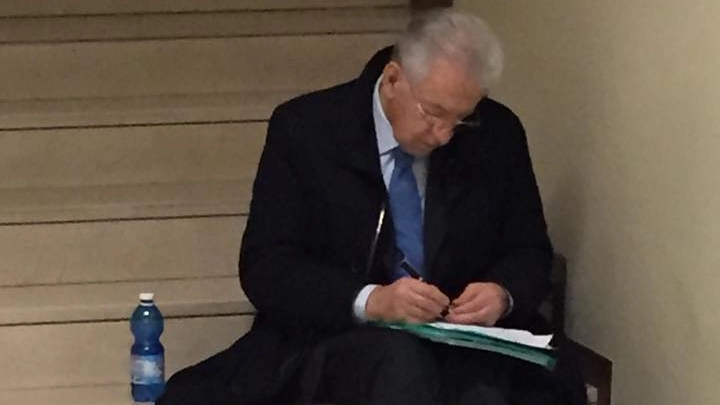 Mario Monti in attesa sulle scale (Dire/Facebook)