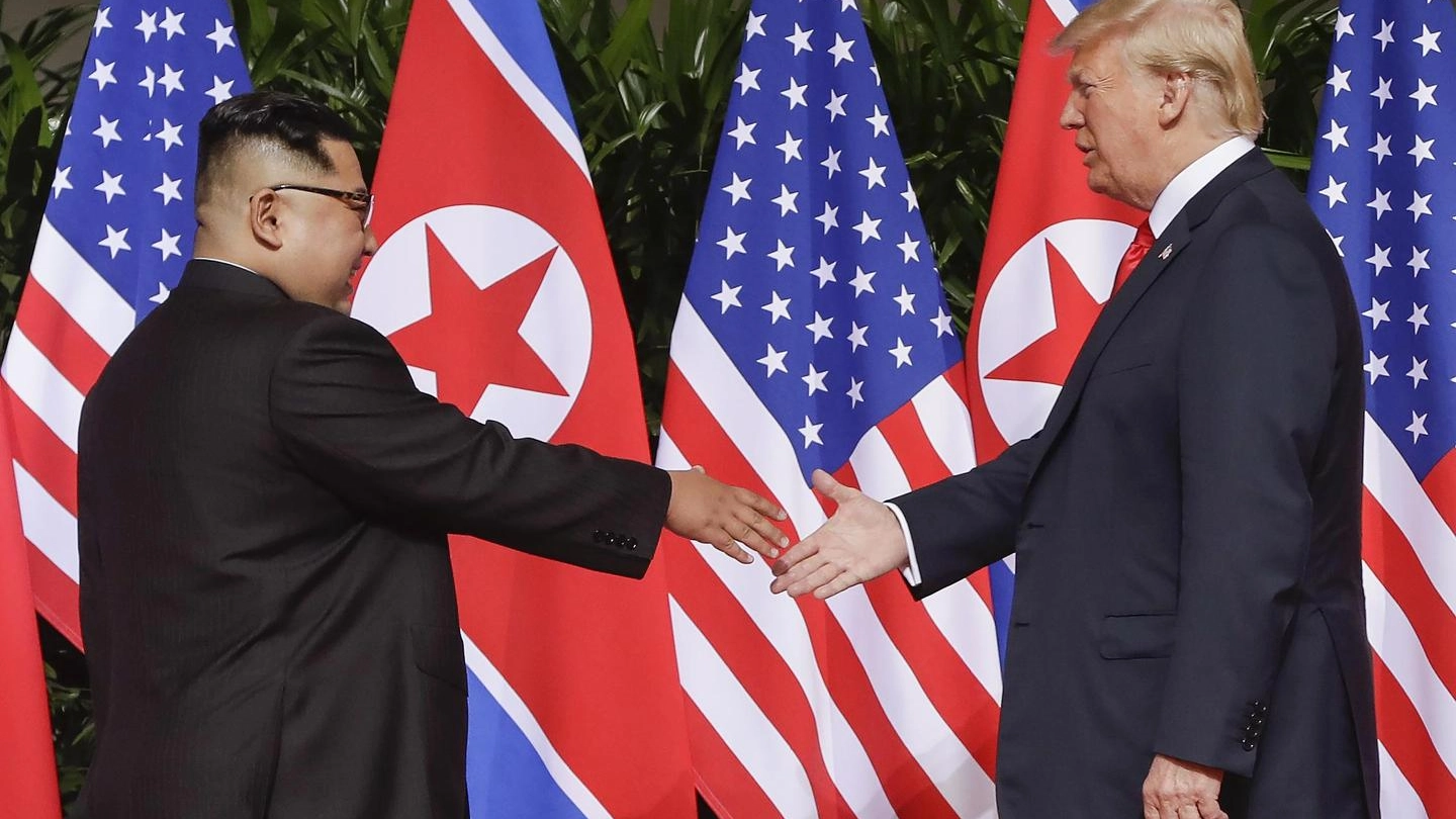 Stretta di mano tra Kim Jong-un e Donald Trump (Ansa)
