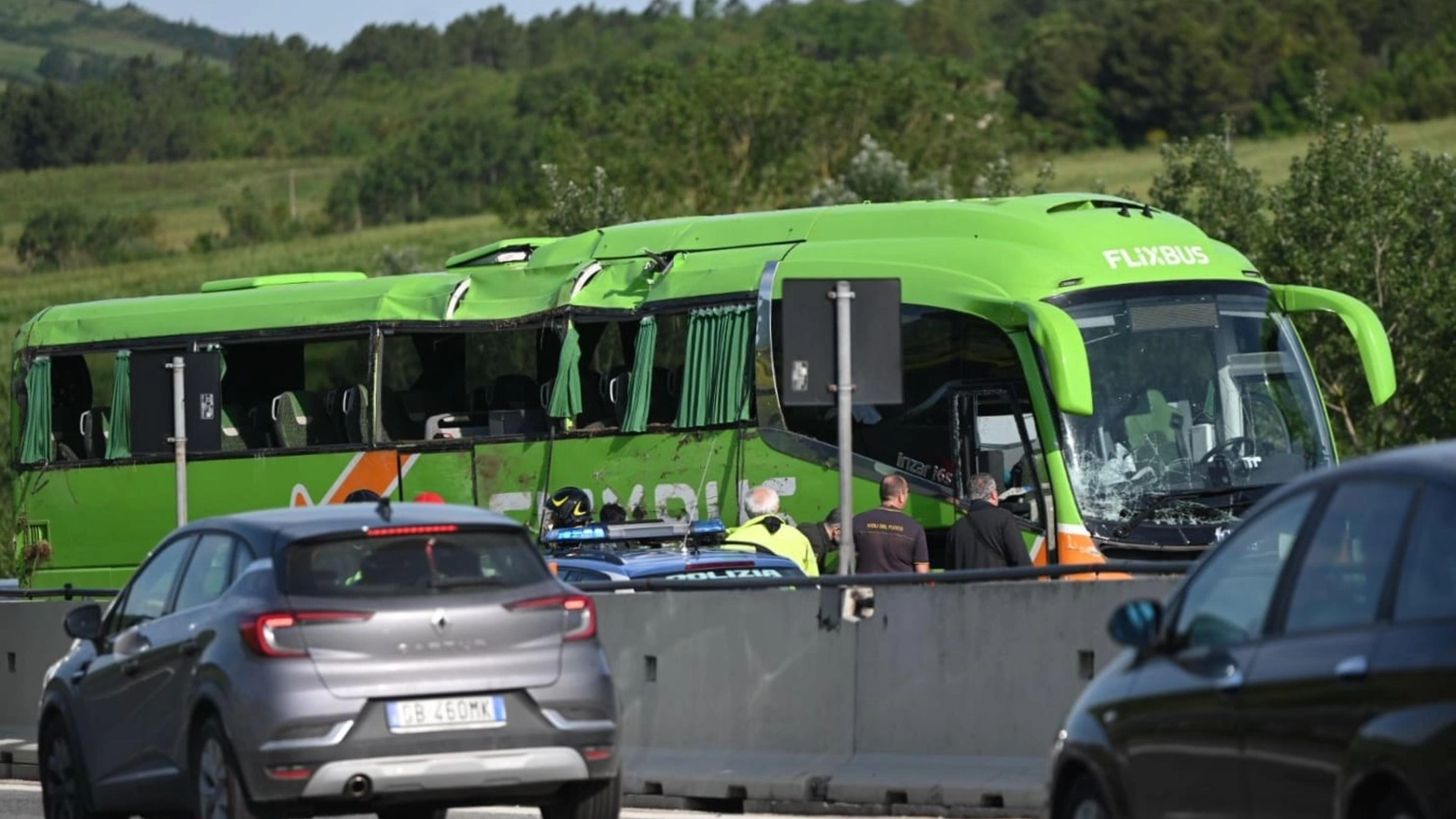 Bus finisce in scarpata sull'A16, un morto e 14 feriti