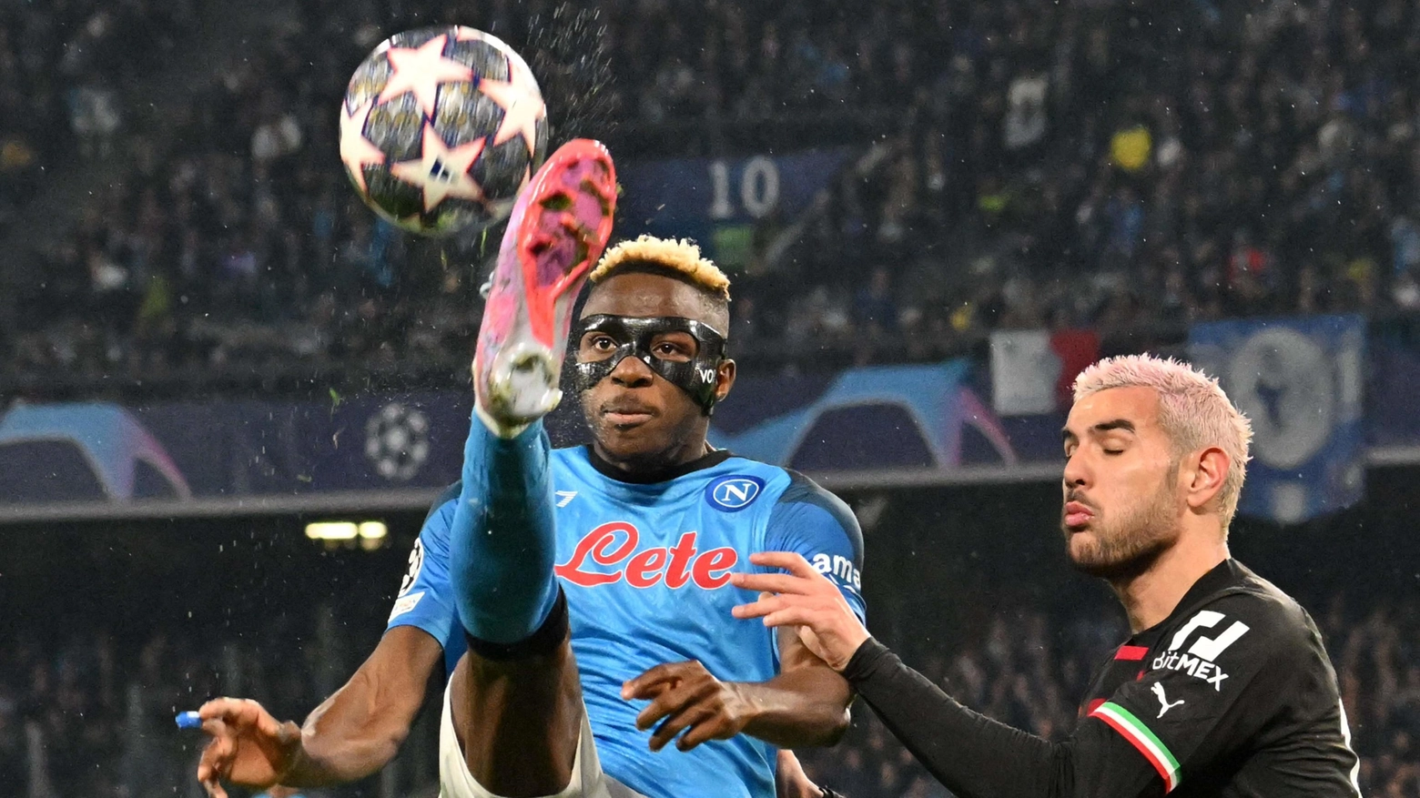 Victor Osimhen contro Theo Hernandez nel ritorno di Champions Napoli-Milan