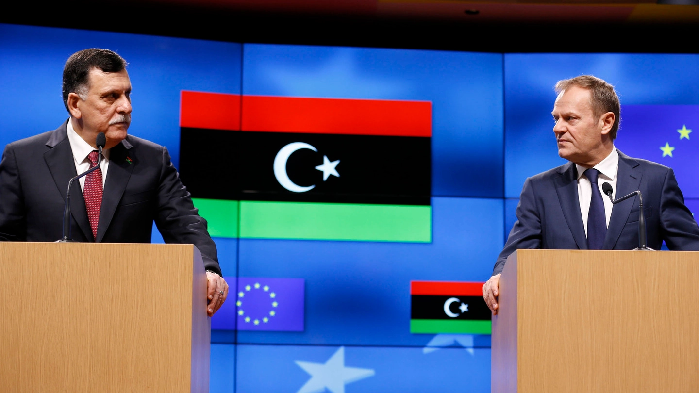 Tusk e al-Sarraj nella conferenza stampa congiunta (LaPresse)
