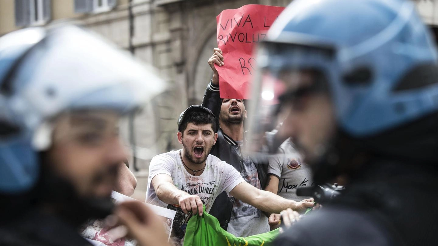 Tensione durante la manifestazione del popolo Curdo davanti Montecitorio (Ansa)