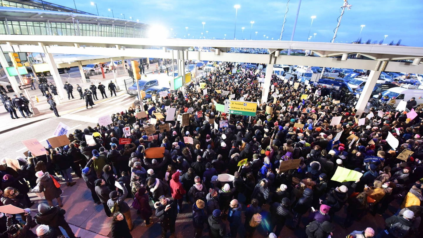 Proteste contro il decreto Trump all'aeroporto Jfk di New York (Olycom)