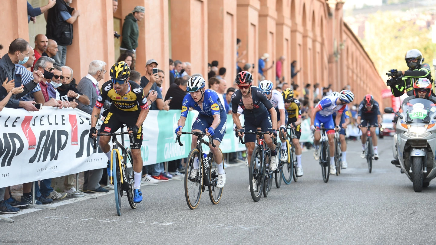 Roglic, Evenepoel e Yates durante il Giro dell'Emilia  (Alive)