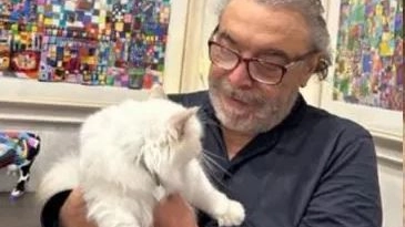 Nino Frassica, 72 anni, con il gatto Hiro. Il comico ha sposato Exignotis nel 2018