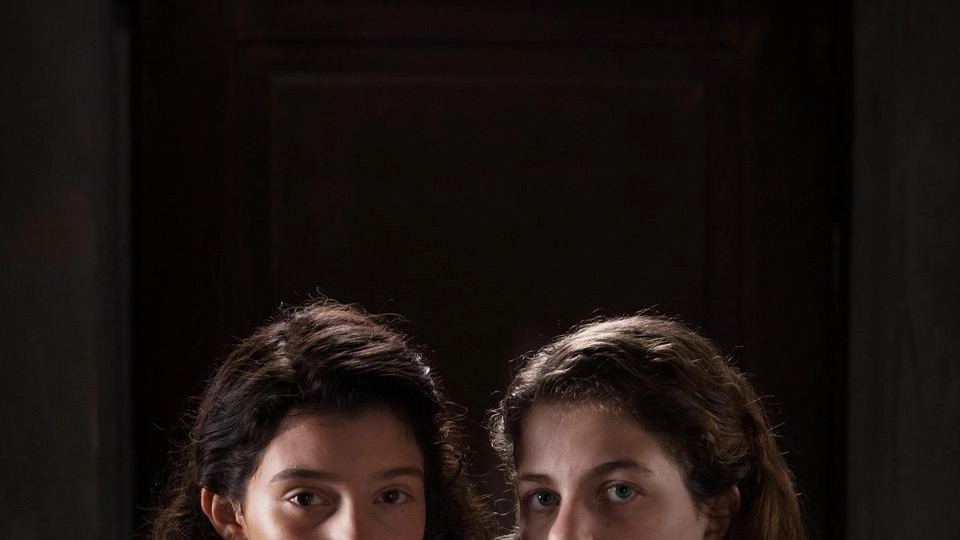 Gaia Girace (sx) e Margherita Mazzucco nella fiction 'L'amica geniale' (Ansa)