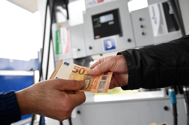 L’autunno dei rincari: fino a 237 euro annui in più a famiglia per benzina, luce e gas