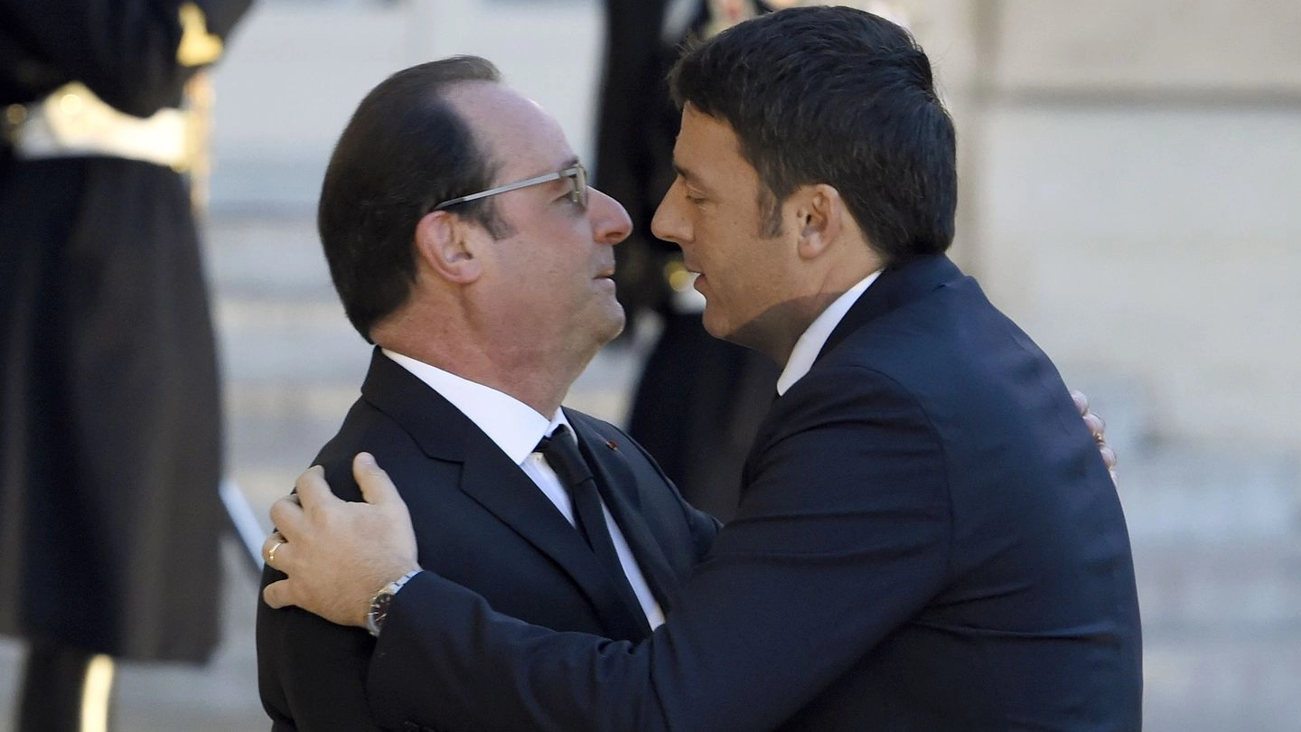 L'abbraccio tra Renzi e Hollande davanti all'Eliseo (Afp)