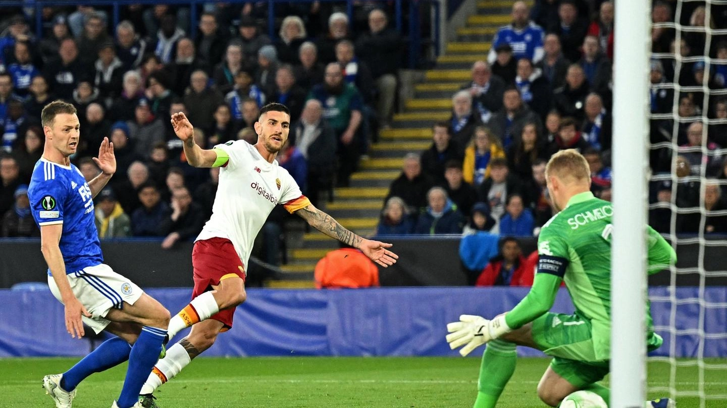 Lorenzo Pellegrini segna il gol del vantaggio della Roma a Leicester (Ansa)