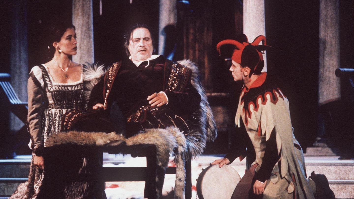 Giulio Brogi in teatro con 'Il re pescatore' nel 1996 (Ansa)