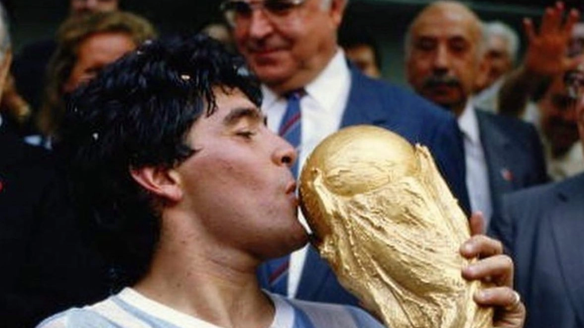Diego Maradona con la Coppa del Mondo 