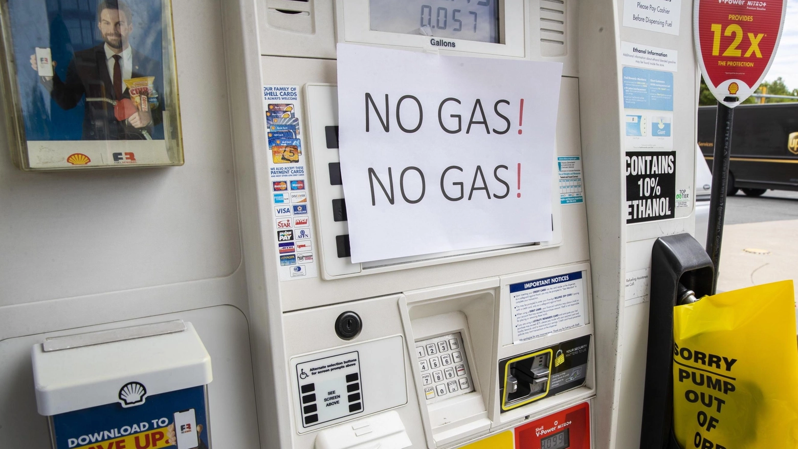 Cartelli che mostrano lo stop al carburante in diversi stati Usa 