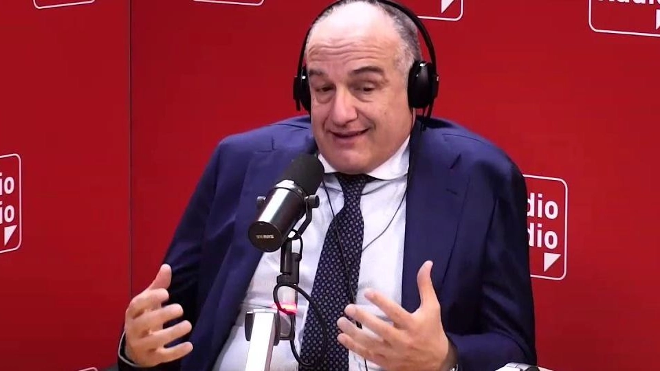 Enrico Michetti, 55 anni, avvocato, docente e voce di Radio Radio