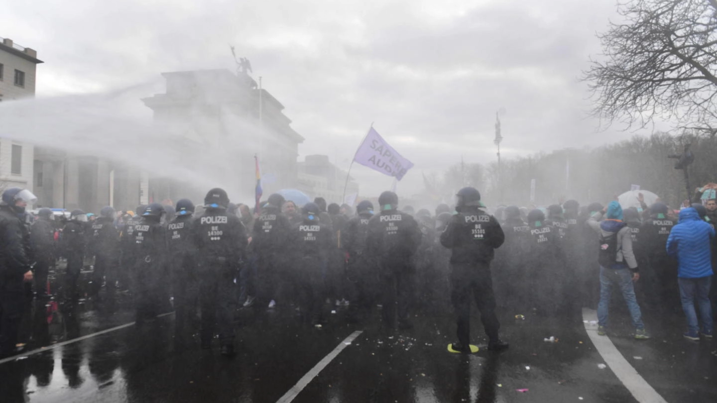 Scontri in piazza a Berlino. Manifestanti no-mask dispersi da polizia con idranti (Ansa)