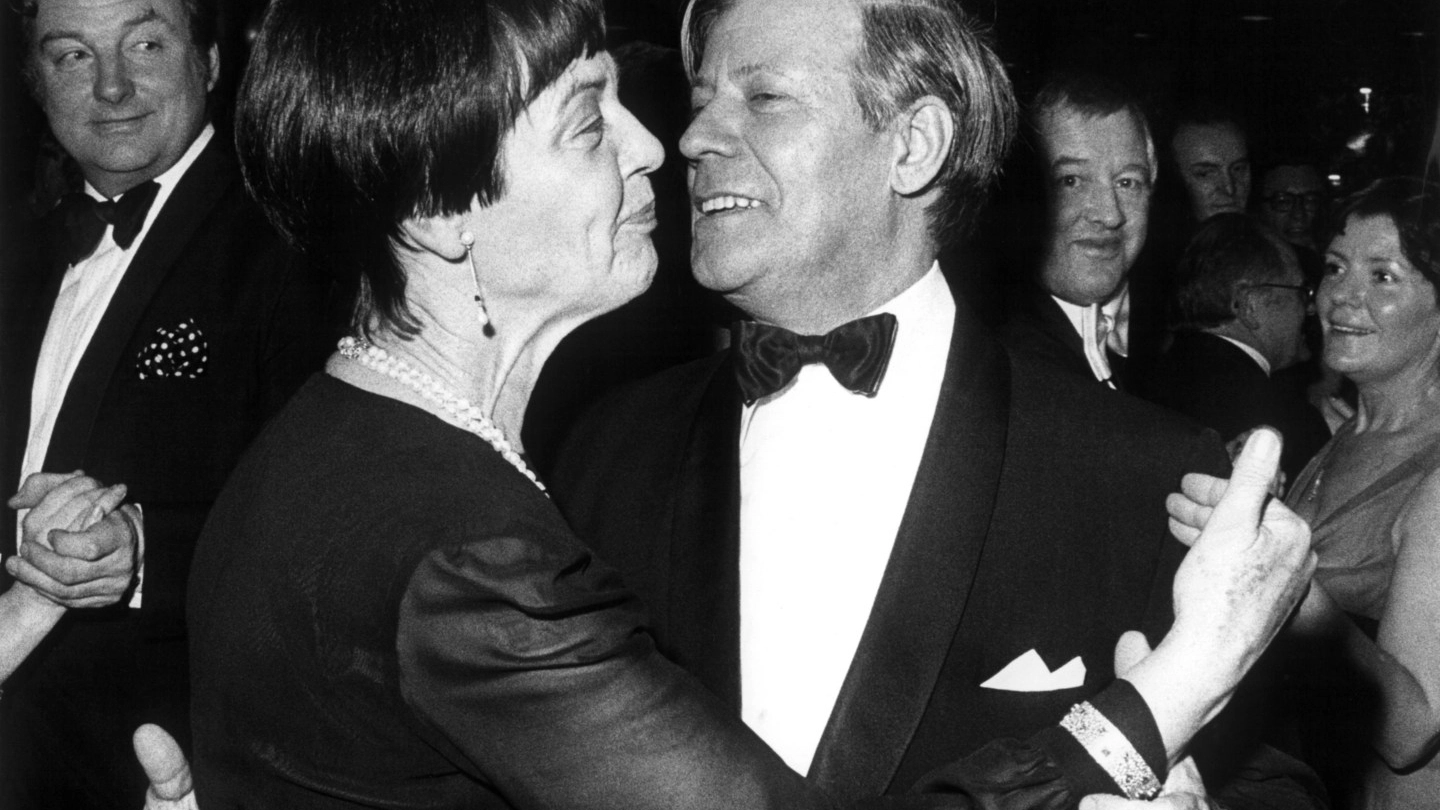 Helmut Schmidt nel 1977 con l'amatissima moglie Loki (Afp)