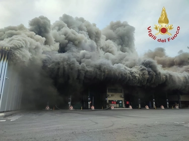 Incendio Malagrotta, il centro rifiuti di Roma brucia per ore: raccolta a rischio. Le autorità ai residenti: “Non aprite le finestre”