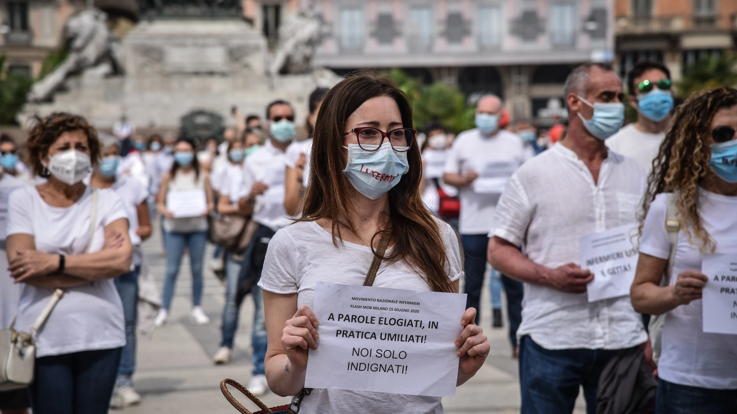 Il flash mob degli infermieri in piazza Duomo a Milano (Ansa)