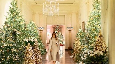Melania Trump tra gli addobbi di Natale (@flotus Instagram)
