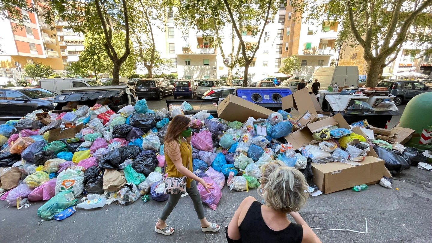 Emergenza rifiuti e cassonetti in via Marco Fulvio Nobiliore a Roma