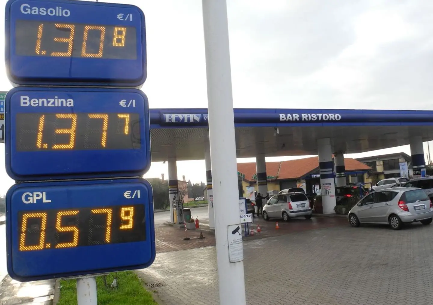 Carburanti a prezzi da saldo, subito file ai distributori