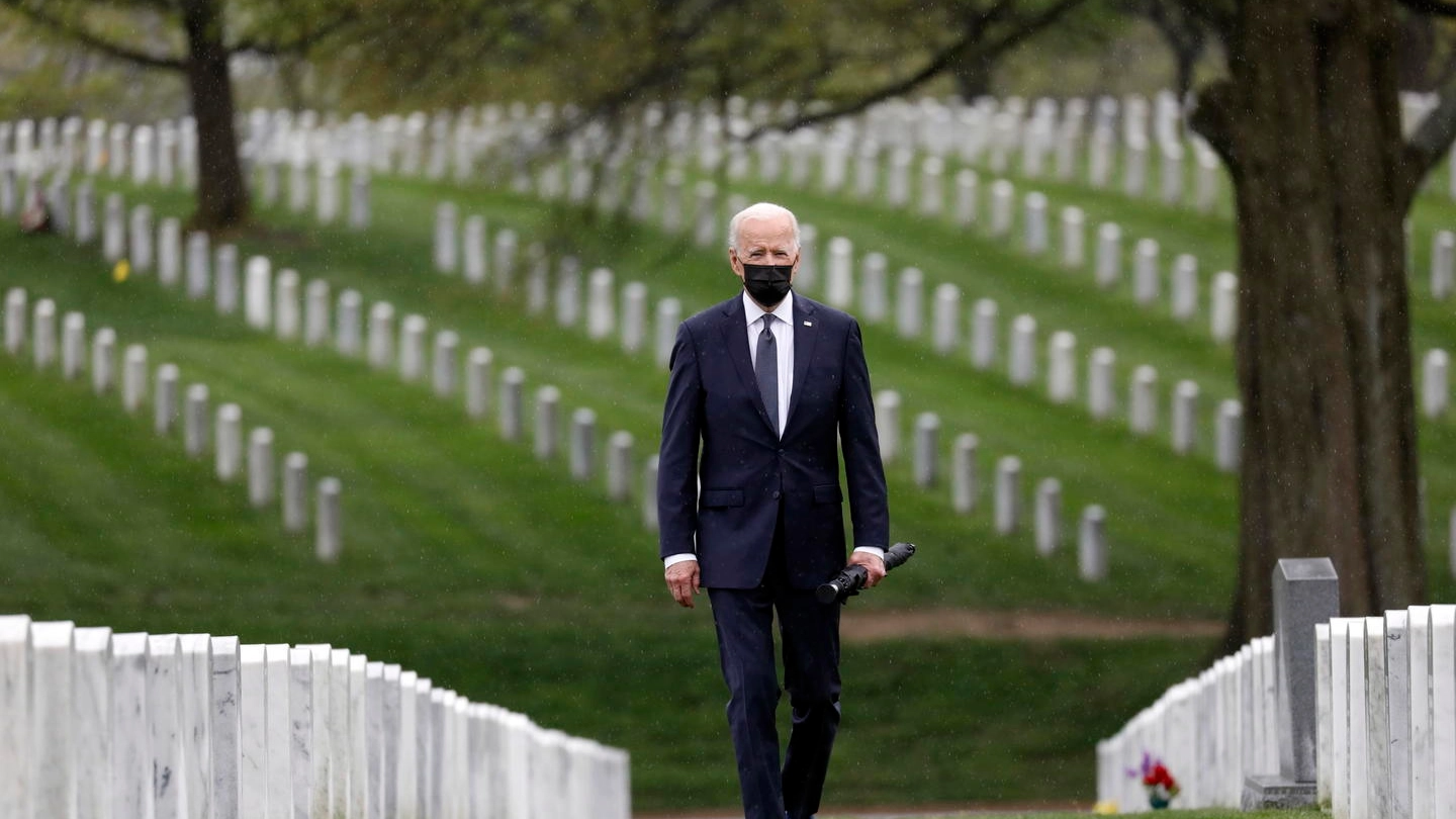 Joe Biden al cimitero militare di Arlington, Virginia, Usa (Ansa)