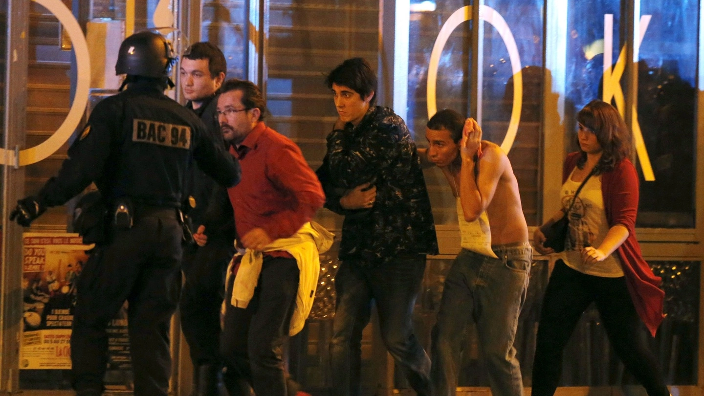 Le forze speciali francesi metono al sicuro alcune persone al Bataclan (Reuters)
