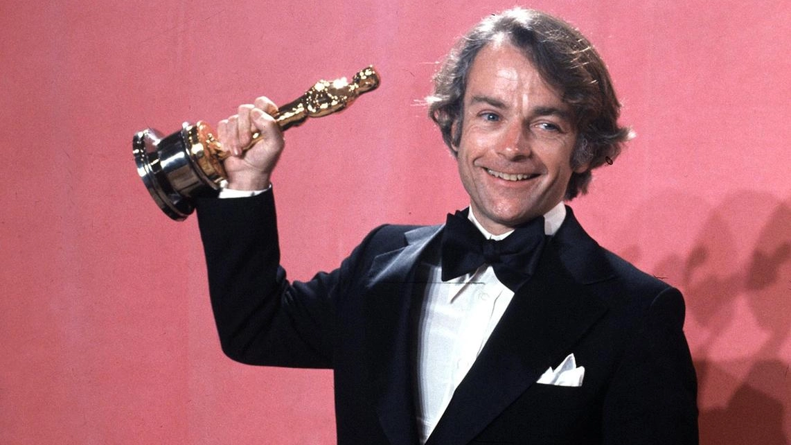 John C. Avildsen con l'Oscar vinto per 'Rocky' (Ansa)