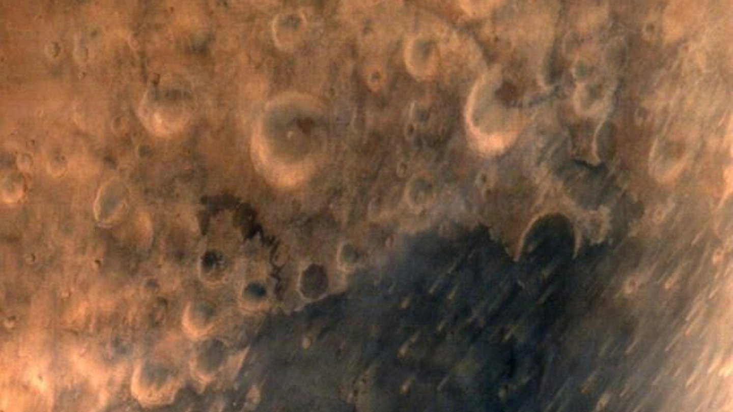 Una delle prime immagini di Marte scattate dalla sonda indiana Mom (Afp)