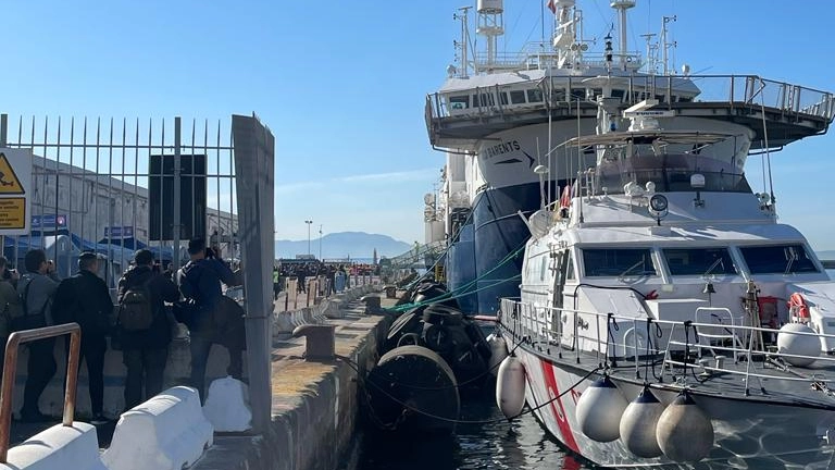 Geo Barents a Napoli, lo sbarco dei migranti, tra loro 35 minori non accompagnati