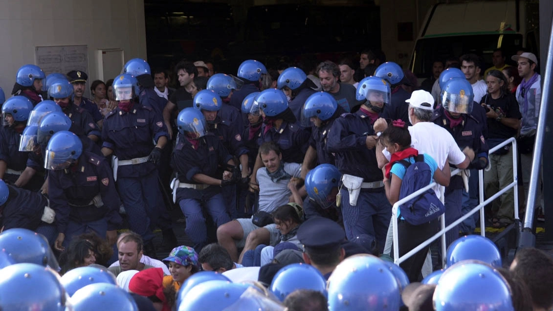 I manifestanti greci mentre vengono sollevati di peso dagli agenti del servizio d’ordine (FotoAntic)