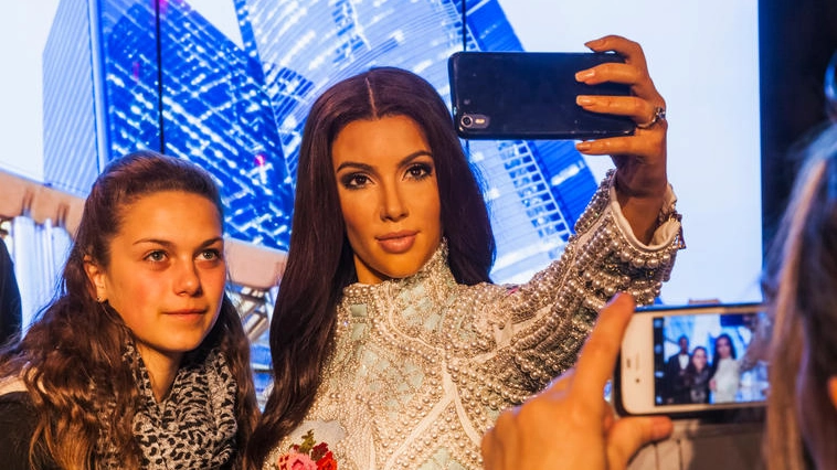 Kim Kardashian ha fatto del selfie un'arte promozionale - foto Steve Vidler / Alamy