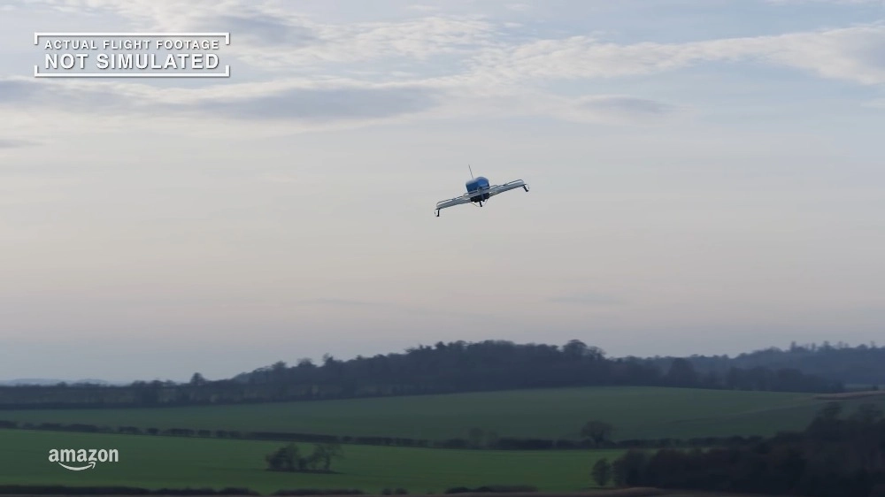 Il drone di Amazon in volo sopra le campagne inglesi - Foto: Amazon/YouTube 