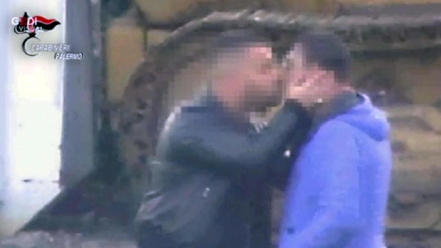 Palermo, il rituale del bacio mafioso nelle riprese video dei carabinieri (Ansa)