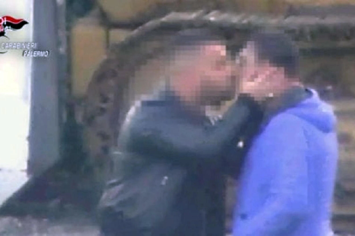 Palermo, il rituale del bacio mafioso nelle riprese video dei carabinieri (Ansa)