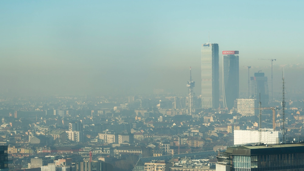 Milano avvolta in una coltre di smog
