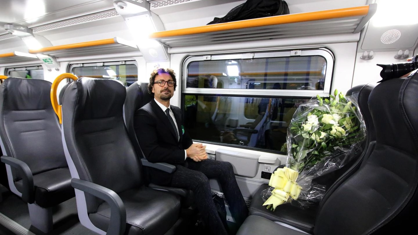Danilo Toninelli, sul treno della Cremona-Milano a un anno dalla tragedia di Pioltello
